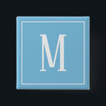 Botón cuadrado con monograma blanco sobre fondo az<br><div class="desc">Un botón cuadrado con un monograma blanco sobre un fondo azul claro. Personalice el botón con su propia inicial o iniciales, colores, entre otras opciones.</div>