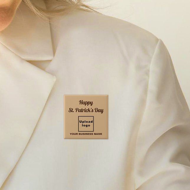 botón Cuadrado de la luz de la calle comercial de  (Business name and logo with Happy Saint Patrick's Day greeting on light brown square button.)