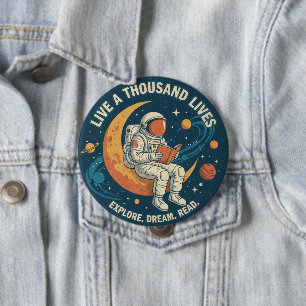 Botón de astronauta vintage "Vive mil vidas"