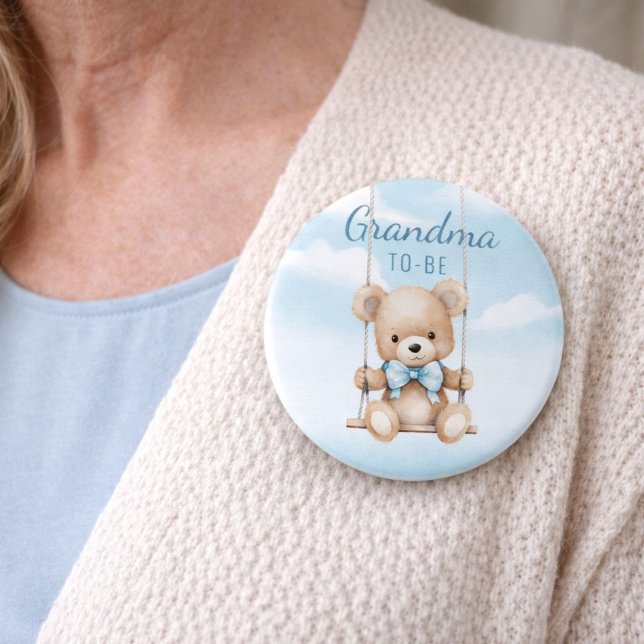botón de Baby Shower del oso de peluche de la abue (Grandma To-Be teddy bear button worn on a soft cardigan to show size and style)