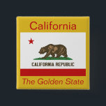 Botón de bandera californiana<br><div class="desc">Una auténtica imagen de alta calidad de la bandera de California colocada entre el nombre del estado y el apodo sobre un fondo de color de bandera clara.</div>