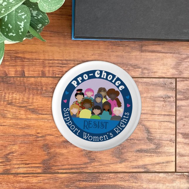 Botón de botón de anclaje de derechos de la mujer (Pro-choice white and blue feminist pin button . )