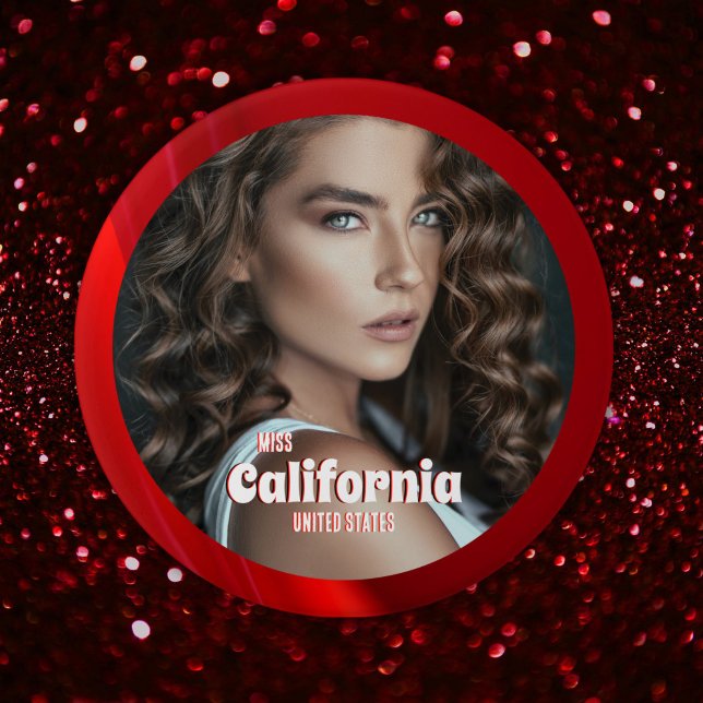 botón de concurso de brillantes de rubí (Go red! The ruby shine pageant button features a rich red border to compliment your photo and text)