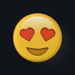botón de emoji de corazones de amor divertidos<br><div class="desc">Este gracioso botón amarillo muestra la emoji feliz con los ojos del corazón para acallar la expresión de amor. Perfecto para tu día de boda,  fiesta de compromiso,  fiesta de cumpleaños,  cumpleaños de niños,  como regalo o regalo para un amigo.</div>