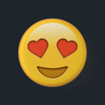 botón de emoji de corazones de amor divertidos<br><div class="desc">Este gracioso botón amarillo muestra la emoji feliz con los ojos del corazón para acallar la expresión de amor. Perfecto para tu día de boda,  fiesta de compromiso,  fiesta de cumpleaños,  cumpleaños de niños,  como regalo o regalo para un amigo.</div>