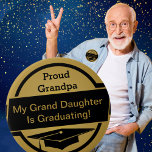 Botón de graduación orgulloso<br><div class="desc">Los botones de graduación están en una variedad de colores y estilos. Cambie el color de fondo para que se ajuste a sus propios colores escolares. Agregue o cambie texto para crear su propio mensaje. Excelente para la escuela secundaria, la escuela secundaria, la secundaria, la universidad, la universidad, la escuela...</div>
