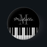 botón de insignia de nombre personalizado con tecl<br><div class="desc">botón de identificación de nombre personalizado con teclas de piano. Elegante diseño de tipografía en blanco y negro para pianistas, piano, profesor de música, instructor, músico, etc. Diseño clásico de instrumentos musicales con nombre o monograma. Diversión para fiesta de cócteles, soltera, boda, cumpleaños, concierto, evento corporativo, etc. También es simpático...</div>