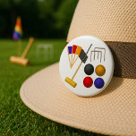 Botón De Juego De Croquet<br><div class="desc">Como el croquet,  este diseño es para ti. Tiene todo el equipo necesario para jugar al croquet. Las pelotas,  el mallet,  el gol y las banderas. Un croquet completo. Este juego de croquet se ve genial en este botón. Perfecto para usted o como regalo</div>