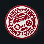 Botón de juego de sellos de la Universidad Roja<br><div class="desc">Un botón de decoración genial para los que les gusta jugar videojuegos. Botón del logotipo de la Universidad de los gamers. Me gustaría que fueras a esta escuela donde el lema es dormir y jugar. Puede personalizar del color de fondo seleccionando el color de fondo impreso.</div>