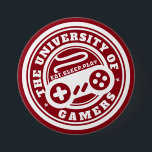 Botón de juego de sellos de la Universidad Roja<br><div class="desc">Un botón de decoración genial para los que les gusta jugar videojuegos. Botón del logotipo de la Universidad de los gamers. Me gustaría que fueras a esta escuela donde el lema es dormir y jugar. Puede personalizar del color de fondo seleccionando el color de fondo impreso.</div>