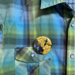 botón de margaritas amarillas y moradas