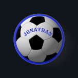 Botón de nombre de niños de fútbol<br><div class="desc">Perfecto para los niños amantes del fútbol,  cambia el color de fondo si lo deseas y personalizar el texto.</div>