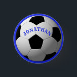 Botón de nombre de niños de fútbol<br><div class="desc">Perfecto para los niños amantes del fútbol,  cambia el color de fondo si lo deseas y personalizar el texto.</div>