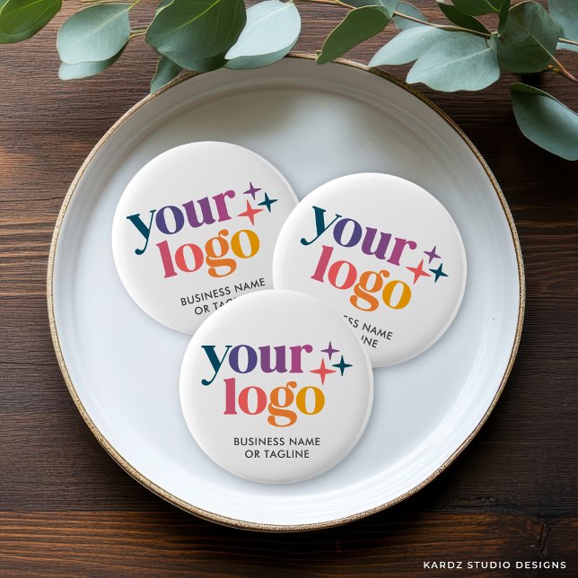 Botón de pin con logotipo personalizado (Pins shown in Standard size, 2¼ Inch. Personalize button pin and choose a size.)