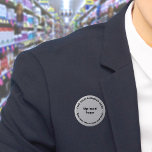 Botón de redondeo gris de marca comercial<br><div class="desc">Botón de forma redondeada que puede personalizar poner su nombre comercial y logotipo. Puede usar este botón como accesorio uniforme de su personal. También puede utilizarlo como accesorio de embalaje. También puede incluirlo en sus materiales de marketing para promocionar su negocio o promocionar su marca a sus clientes. Botón que...</div>