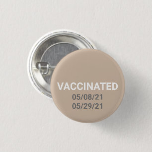 Botón del pin beige vacunado con fechas personaliz