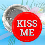 botón divertido KISS ME / Fiesta retro - rojo<br><div class="desc">Botones alucinantes: botón clásico del fiesta con el texto "KISS ME" - moda divertida,  fiesta universitario,  Santa secreta,  celebraciones de la oficina / noche fuera. Cambiar fácilmente el color de fondo en el diseño de edición.</div>