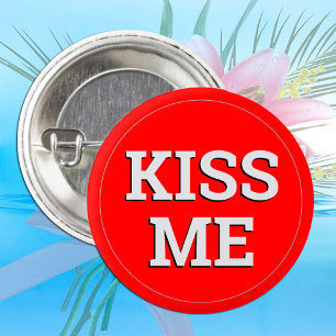 botón divertido KISS ME / Fiesta retro - rojo