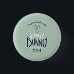 botón fiesta de cumpleaños feliz de conejo<br><div class="desc">ALGUNOS BUNNY BIRTHDAY PARTY DISEÑE. CAMBIAR EL COLOR AL PERSONALIZAR. PARTE DE UNA COLECCIÓN.</div>