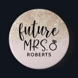 Botón futuro de la Sra Rubor Rosa y Purpurina dora<br><div class="desc">Celebra tu próximo boda con esta "futura señora". en el que se muestra su futuro apellido. Perfecto para fiestas de soltera y duchas nupciales.</div>