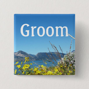 Botón Groom boda, flores y lago, cielo azul.