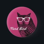 Botón Lechuza Gráfica Nerd Bird Vintage<br><div class="desc">Este diseño peculiar presenta un gráfico de búho vintage que se mueve un par de lentes nerd rosas. Un diseño moderno y anticuado.</div>