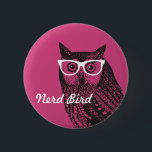 Botón Lechuza Gráfica Nerd Bird Vintage<br><div class="desc">Este diseño peculiar presenta un gráfico de búho vintage que se mueve un par de lentes nerd rosas. Un diseño moderno y anticuado.</div>