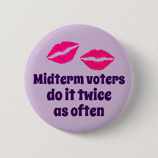 Botón Midterm de los votantes con besos