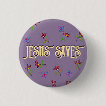 Botón morado con flores y la frase 'Jesús salva'