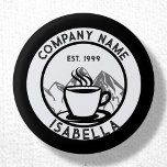 botón Nombre del personal del personalizado Barist<br><div class="desc">Elegante botón de insignia con el nombre del personal de la cafetería en blanco y negro de personalizable, que incluye un logo redondo de moda con montañas y una taza de café a vapor, rodeado de un elegante tipo de letra que puede personalizar con el nombre de su empresa, el...</div>