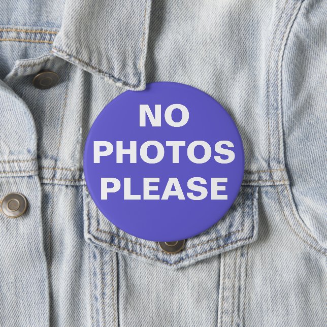 Botón Pin-On púrpura "No Photos Please" (In situ)