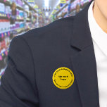 Botón redondo amarillo de marca comercial<br><div class="desc">Botón de forma redondeada que puede personalizar poner su nombre comercial y logotipo. Puede usar este botón como accesorio uniforme de su personal. También puede utilizarlo como accesorio de embalaje. También puede incluirlo en sus materiales de marketing para promocionar su negocio o promocionar su marca a sus clientes. Botón que...</div>