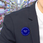 botón Ronda azul de marca comercial<br><div class="desc">Botón de forma redondeada que puede personalizar poner su nombre comercial y logotipo. Puede usar este botón como accesorio uniforme de su personal. También puede utilizarlo como accesorio de embalaje. También puede incluirlo en sus materiales de marketing para promocionar su negocio o promocionar su marca a sus clientes. Botón que...</div>