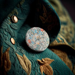 botón William Morris Lily Art Nouveau<br><div class="desc">Diseño del patrón de Lirio William Morris. William Morris era un diseñador textil inglés, artista, escritor y socialista asociado con la Hermandad Previolácea y el Movimiento de Artes y Artesanías Británicas. Fundó una empresa de diseño en colaboración con el artista Edward Burne-Jones y el poeta y artista Dante Gabriel Rossetti....</div>