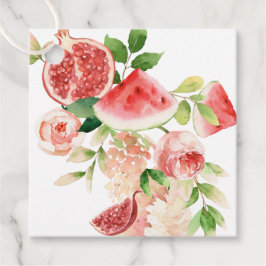 Bouquet de flores rosadas y etiqueta de regalo de