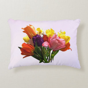 Bouquet de primavera con tulipanes y almohada de f