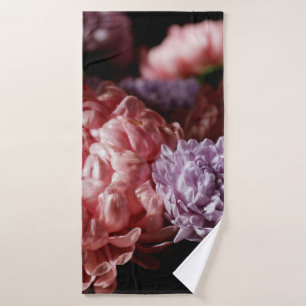 Bouquet de rosa con flores de astro morado en la l