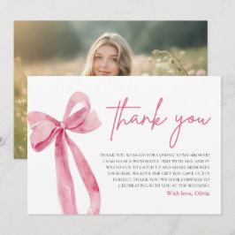 Bow rosado está atando la tarjeta de agradecimient