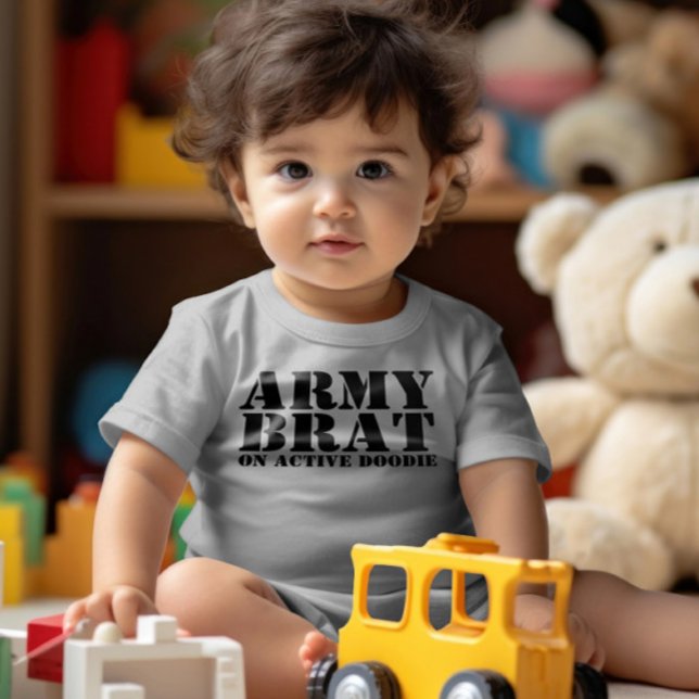 Brat del ejército sobre humor de bebé Doodie activ (Army Brat on Active Doodie Baby Humor Infant T-shirt by Ricaso. New baby gift ideas for the military)