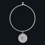 Brazalete Monograma inicial elegante Minimalista gris negro<br><div class="desc">Un regalo para ella. Una pulsera de brazalete inicial monocromatada que es elegante en su sencillez. Plata,  o plato plateado,  Gris y Negro. Cambie el inicial para personalizar para su destinatario.</div>