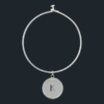 Brazalete Monograma inicial elegante Minimalista gris negro<br><div class="desc">Un regalo para ella. Una pulsera de brazalete inicial monocromatada que es elegante en su sencillez. Plata,  o plato plateado,  Gris y Negro. Cambie el inicial para personalizar para su destinatario.</div>