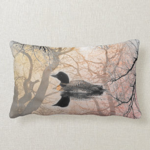 Bribón blanco y negro en una almohada de la