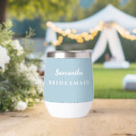 Bridesmaid Wine Tumbler<br><div class="desc">Este vaso de vino aislado se muestra en blanco con una muestra personalizada de nombre de dama de honor. Color de acento Dusty Blue Personalizar este elemento y cambie el nombre del ejemplo al tuyo.</div>