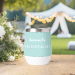Bridesmaid Wine Tumbler<br><div class="desc">Este vaso de vino aislado se muestra en blanco con una muestra personalizada de nombre de dama de honor. Color de énfasis Personalizar Verde azulado ligero este elemento y cambie el nombre de ejemplo al suyo.</div>