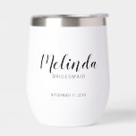 Bridesmaids personalizadas de escritura moderna<br><div class="desc">Modern Script Personalized Bridesmaids Can Glass presenta el nombre de la dama de honor personalizado en estilo de letra de escritura moderno negro con título y fecha boda en moderno estilo de letra sans serif en fondo blanco. También perfecto para la empleada de honor, la niña flor, la madre de...</div>