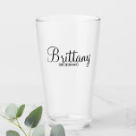 Bridesmaids personalizadas de escritura moderna<br><div class="desc">Modern Personalized Bridesmaids Glass con el nombre personalizado de la dama de honor en estilo moderno de caligrafía con título en estilo moderno sans serif serif. También perfecto para la dama de honor,  chica de flores,  madre de la novia,  padrino,  mejor hombre,  padre de la novia y más.</div>