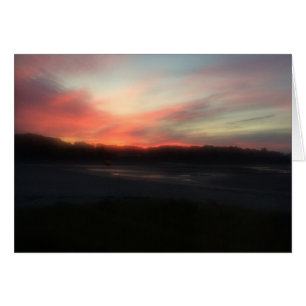 Brillante amanecer rojo temprano en la mañana en e