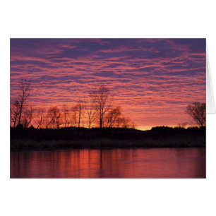 Brillante puesta de sol se refleja en el río Calam