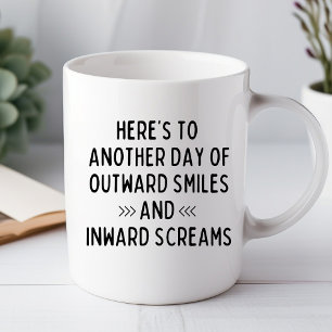 ¡Brindemos por Otro Día Taza de Oficina Divertida