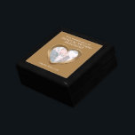 Bronce 8° aniversario de boda caja de regalo de la<br><div class="desc">Gráfica 8º aniversario de la caja de regalo de trinquete de bronce efecto corazón keepsake. Perfecto para mostrar un regalo especial para su esposa en un octavo aniversario de boda de bronce u otra ocasión especial. Personalizado con sus propias palabras fotográficas y sus propias fechas. Diseñado por Sarah Trett para...</div>